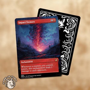 Puede incluir: Una carta de Magic: The Gathering titulada "Impact Tremors" con una dramática ilustración de paisaje en tonos de azul, rojo y morado. El texto de la carta describe un encantamiento que inflige daño. Una carta negra con remolinos decorativos blancos está detrás.