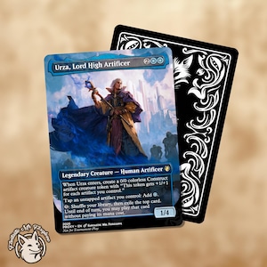 Puede incluir: Una carta coleccionable con Urza, Lord High Artificer, con una combinación de colores azul y morado. La carta tiene una ilustración detallada de una figura parecida a un mago e incluye texto que describe sus habilidades. Una carta negra con patrones decorativos blancos está detrás.