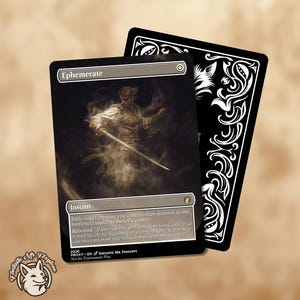 Peut inclure: Une carte à collectionner sur le thème de la fantaisie, intitulée "Ephemerate", représentant un guerrier avec une épée. La carte a un design sombre et artistique avec un fond noir et du texte blanc. Le dos de la carte est noir avec un motif décoratif blanc.