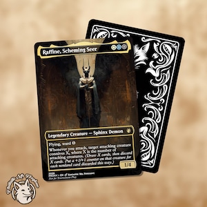 Puede incluir: Una carta coleccionable con "Raffine, Scheming Seer", un Demonio Esfinge. La carta tiene una ilustración oscura y detallada de una figura con alas. El reverso de la carta es negro con un diseño decorativo blanco. La carta está etiquetada "1/4."