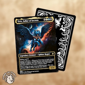 Puede incluir: Una carta coleccionable que presenta una esfinge azul con grandes alas sobre un fondo cósmico. La carta se titula "Tivit, Seller of Secrets" e incluye texto del juego. Una carta negra con elementos decorativos blancos está detrás.