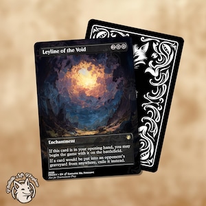 Könnte beinhalten: Eine Leyline of the Void-Karte mit einer dunklen, dramatischen Landschaft mit einem hellen, feurigen Zentrum. Der Text der Karte lautet "Enchantment" und enthält Spielanweisungen. Dahinter befindet sich eine schwarze Karte mit weißen, verzierten Designs.