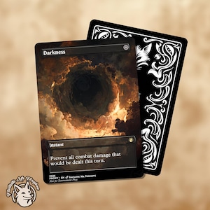 Puede incluir: Una carta con la palabra "Darkness" y una imagen de vórtice oscuro. El texto dice "Prevent all combat damage that would be dealt this turn." Una segunda carta negra con elementos decorativos blancos está detrás.
