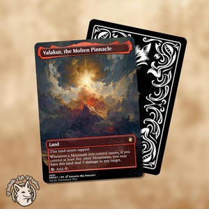 Può includere: Una carta collezionabile con l'artwork "Valakut, the Molten Pinnacle". La carta presenta un paesaggio montuoso con un cielo infuocato. Il testo della carta è in inglese, con una carta in bianco e nero sullo sfondo.