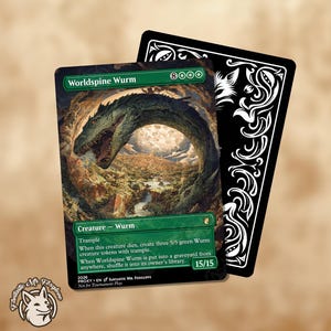 Puede incluir: Una carta coleccionable titulada Worldspine Wurm que muestra una gran criatura verde similar a una serpiente sobre un paisaje. El texto incluye el tipo de criatura, la habilidad arrollar y estadísticas 15/15. Se ve una segunda carta con dorso ornamentado.