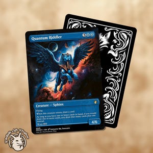 Puede incluir: Una carta azul con una ilustración de esfinge alada, titulada "Quantum Riddler". La carta tiene un fondo cósmico y el texto "Creature - Sphinx". Una carta negra con patrones decorativos blancos está detrás. La carta está marcada 4/6.