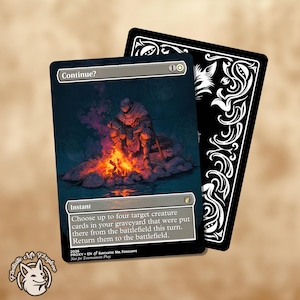 Könnte beinhalten: Eine Fantasy-Karte mit dem Text "Continue?" zeigt einen Ritter an einem Lagerfeuer. Der Kartentext lautet "Wähle bis zu vier Zielkreaturenkarten in deinem Friedhof..." Eine schwarze Karte mit weißen Zierornamenten befindet sich dahinter.