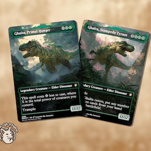 Puede incluir: Dos cartas coleccionables con ilustraciones de dinosaurios. Una carta dice "Ghalta, Primal Hunger" y la otra "Ghalta, Stampede Tyrant". Ambas cartas tienen un borde verde y texto que describe las habilidades de la criatura. Las cartas están etiquetadas como "Legendary Creature - Elder Dinosaur."