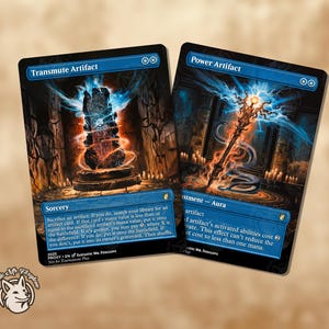Könnte beinhalten: Zwei Magic: The Gathering Proxy-Karten. Eine Karte trägt den Titel "Transmute Artifact" und zeigt eine leuchtende Steinstruktur. Die andere Karte ist "Power Artifact" und zeigt einen leuchtenden Stab. Beide Karten haben einen blauen Rand.