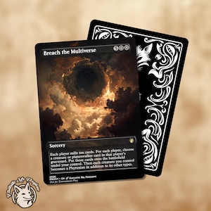 Puede incluir: Una carta de Magic: The Gathering titulada "Breach the Multiverse" con un dramático paisaje de nubes arremolinadas. La carta es negra con texto blanco y un símbolo de maná dorado. El reverso de la carta es negro con un diseño decorativo blanco. La carta es un proxy.