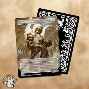 Puede incluir: Una carta de fantasía que presenta un ángel con armadura dorada y alas, titulada "Exalted Sunborn". La carta tiene una clasificación de poder y resistencia de 4/5. Una carta negra con remolinos decorativos blancos está detrás. El logotipo del artista está en la esquina inferior izquierda.