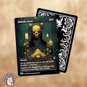 Può includere: Una carta fantasy con il titolo "Diabolic Intent", raffigurante una figura a forma di teschio con decorazioni dorate. Il retro è nero con motivi decorativi bianchi. Un piccolo logo di volpe è visibile in basso a sinistra.
