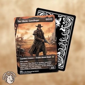 Könnte beinhalten: Sammelkarte mit "The Ghoul, Gunslinger" in einer Wüstenlandschaft. Die Karte hat ein braunes und beiges Farbschema mit Text und eine schwarze Kartenrückseite mit weißen dekorativen Elementen. Die Karte ist eine Legendäre Kreatur - Zombie Mutant Rogue.