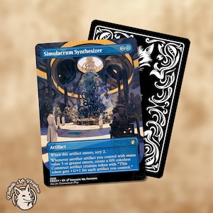 Puede incluir: Una carta de Magic: The Gathering titulada "Simulacrum Synthesizer" con una escena interior futurista. La carta es azul y dorada, con texto descriptivo. Una carta negra con diseños ornamentados blancos está detrás. Un logotipo de zorro de dibujos animados está en la esquina inferior izquierda.