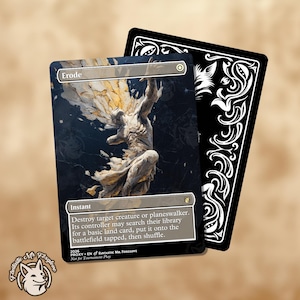 Könnte beinhalten: Eine Magic: The Gathering-Karte mit dem Wort "Erode" oben. Die Karte zeigt eine statuenartige Figur vor einem dunklen Hintergrund mit goldenen Akzenten. Eine schwarze Karte mit weißen dekorativen Elementen befindet sich dahinter.