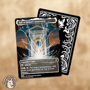 Könnte beinhalten: Eine "Hall of Heliod's Generosity" Karte mit einer detaillierten Illustration eines großen Gebäudes mit Blitzeffekten. Die Karte ist ein Legendäres Land, mit Text unten. Eine schwarze Karte mit weißen dekorativen Elementen befindet sich dahinter.