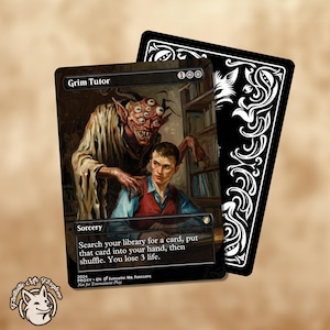 Puede incluir: Una carta coleccionable Grim Tutor con un demonio de múltiples ojos detrás de una persona en una biblioteca. El texto dice: Search your library for a card, put that card into your hand, then shuffle. You lose 3 life. Se ve el reverso de otra carta.