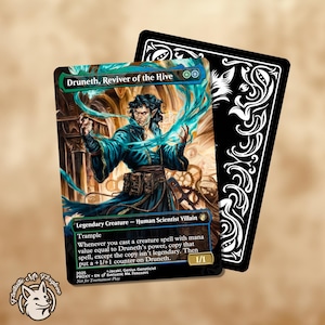 Può includere: Una carta collezionabile con il personaggio "Druneth, Reviver of the Hive". La carta presenta un mago in abito blu con effetti energetici turchese. Il testo della carta include il tipo di creatura, le abilità e altri dettagli del gioco. È visibile un retro nero della carta.