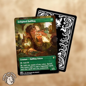 Puede incluir: Una carta coleccionable de fantasía con una ilustración de "Delighted Halfling". La tarjeta tiene un borde verde e incluye texto del juego. Una carta negra con elementos decorativos blancos está detrás. El logotipo de Fantastic Mr. Foxglove está en la parte inferior izquierda.