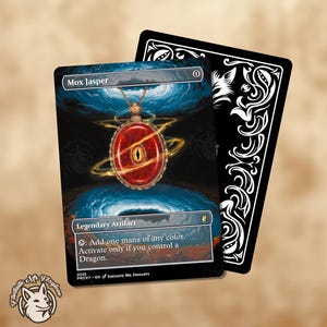 Könnte beinhalten: Eine Magic: The Gathering Karte, die einen roten Edelsteinanhänger mit einem einzigen Auge in der Mitte zeigt. Die Karte trägt den Titel "Mox Jasper" und den Text "Legendäre Artefakt: Füge ein Mana einer beliebigen Farbe hinzu. Aktiviere nur, wenn du einen Drachen kontrollierst."