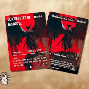 Pode incluir: Duas cartas colecionáveis com uma ilustração sombria de um demônio alado. As cartas são vermelhas e pretas, com o texto "BLOODLETTER OF ACLAZOTZ" e "CREATURE - VAMPIRE DEMON". Elas também exibem "2/4".