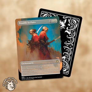 Peut inclure: Une carte de fantasy intitulée "Trouble in Pairs" avec une illustration de deux personnages en robes et casques rouges, maniant des épées. La carte a une bordure noire et un motif décoratif blanc au dos. La carte contient également le texte "Enchantment".