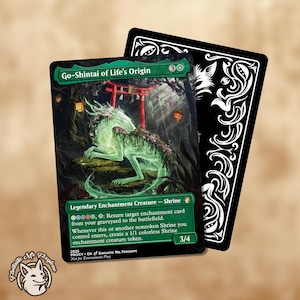 Puede incluir: Una carta de Magic: The Gathering con una criatura verde brillante en un bosque con una puerta torii roja. La carta se titula "Go-Shintai of Life's Origin" y tiene una fuerza/resistencia de 3/4. Una carta negra con remolinos decorativos blancos está detrás.