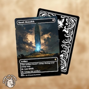 Pode incluir: Um cartão Basalt Monolith com uma ilustração de paisagem de fantasia. O cartão apresenta o texto "Basalt Monolith" e instruções do jogo. Um cartão preto com padrões decorativos brancos está atrás. Logotipo "Fantastic Mr. Foxglove".