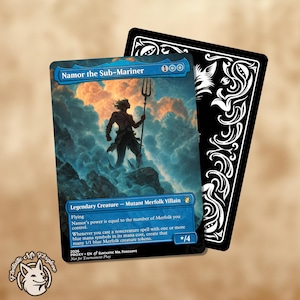 Könnte beinhalten: Eine Sammelkarte mit dem Titel Namor the Sub-Mariner, die eine Figur mit einem Dreizack vor einem bewölkten Himmel zeigt. Die Karte enthält blaue Manasymbole, Text zu den Fähigkeiten und eine schwarze Rückseite mit weißen Mustern.