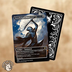 Pode incluir: Uma carta colecionável retangular intitulada Swordsman's Steel com uma figura encapuzada em armadura azul levantando uma lâmina serrilhada contra um céu nublado. O texto inclui regras de equipamento e um custo de 4. O verso da carta mostra um padrão floral em preto e branco.