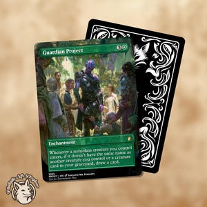 Peut inclure: Une carte à collectionner verte et noire intitulée "Guardian Project" représentant une figure violette ressemblant à un extraterrestre entourée d'autres personnages dans une forêt. La carte contient du texte décrivant sa fonction. Une carte noire avec des volutes décoratives blanches est derrière.