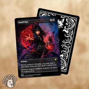 Puede incluir: Una carta coleccionable rectangular titulada Snuff Out que muestra a una figura de cabello oscuro lanzando energía mágica roja. El texto de la carta dice: If you control a Swamp, you may pay 4 life rather than pay this spell's mana cost. Destroy target.