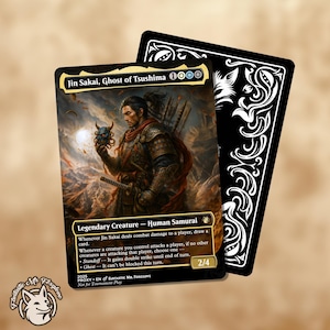 Puede incluir: Carta coleccionable con Jin Sakai, Ghost of Tsushima. La carta muestra un samurái sosteniendo una máscara, con texto como "Legendary Creature - Human Samurai" y "2/4". El reverso de la carta es negro con elementos decorativos blancos.