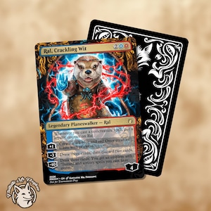 Könnte beinhalten: Eine Sammelkarte mit "Ral, Crackling Wit", einem otterähnlichen Planeswalker-Charakter. Die Karte hat ein blaues, rotes und goldenes Farbschema mit dem Text "Legendary Planeswalker - Ral". Eine schwarze Karte mit weißen Mustern befindet sich dahinter.