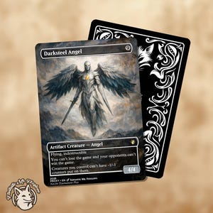Puede incluir: Una carta coleccionable titulada Darksteel Angel que muestra una figura alada con armadura plateada y una espada sobre un cielo nublado. El texto incluye Flying, indestructible y reglas. Detrás hay una segunda carta con un patrón floral en blanco y negro.