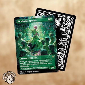 Może przedstawiać: Zielona i czarna karta kolekcjonerska z napisem "Formidable Speaker" i ilustracją elfiej postaci w liściastej sukni. Karta ma moc/wytrzymałość 2/4 i tekst "Creature - Elf Druid."