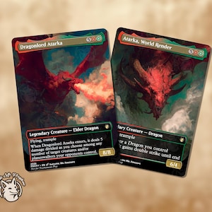 Puede incluir: Dos cartas de juego de fantasía con ilustraciones de dragones. Una carta muestra un dragón rojo escupiendo fuego, etiquetada como "Dragonlord Atarka". La otra muestra una cabeza de dragón rojo, etiquetada como "Atarka, World Render."