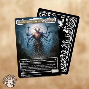 Peut inclure: Une carte de jeu fantastique représentant "Ulalek, Fused Atrocity". La carte présente une illustration bleu foncé et marron d'une créature à plusieurs bras sur un fond détaillé. Le texte de la carte comprend "Legendary Creature - Eldrazi" et des détails du jeu. Un dos de carte noir est visible.