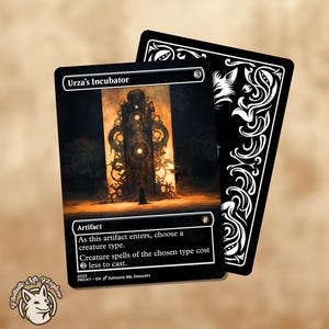 Puede incluir: Una carta de Magic: The Gathering con "Urza's Incubator", que presenta una ilustración oscura y detallada de una estructura mecánica. El texto de la carta describe sus propiedades y habilidades de artefacto. Se ve una segunda carta con un diseño decorativo en blanco y negro.