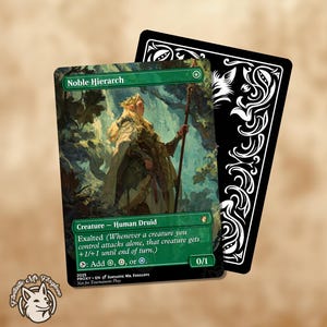Puede incluir: Una carta de Magic: The Gathering con la ilustración de una figura humanoide con un bastón, titulada "Noble Hierarch". El texto de la carta describe a la criatura como un Druida Humano con la habilidad Exaltado. Una carta negra con elementos decorativos blancos está detrás.