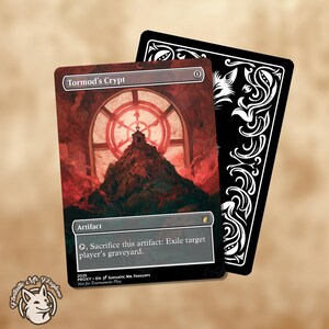 Puede incluir: Una carta de Magic: The Gathering con "Tormod's Crypt", una ilustración gótica de una cripta y una montaña en rojo y negro. La carta incluye el texto "Artifact" e instrucciones del juego. Una carta negra con diseños blancos ornamentados está detrás.