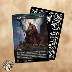 Può includere: Una carta "Living Death" di Magic: The Gathering con una figura scheletrica in un mantello marrone, che tiene un bastone. La carta ha uno sfondo scuro con il testo "Sorcery" e le istruzioni di gioco. Una carta nera con disegni bianchi ornati è dietro.