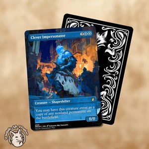 Könnte beinhalten: Eine Magic: The Gathering-Karte mit dem "Clever Impersonator" in Blau- und Goldtönen. Die Karte zeigt eine Fantasy-Illustration eines Ritters. Dahinter befindet sich eine schwarze Karte mit weißen dekorativen Elementen.