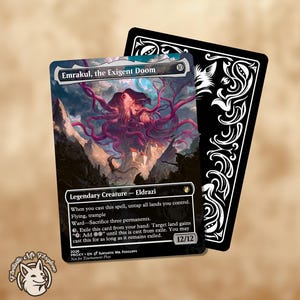 Op de afbeelding: Een ruilkaart getiteld Emrakul, the Exigent Doom met een roze, tentakelachtig wezen in een berglandschap. De kaarttekst bevat vaardigheden, een 12/12 kracht en weerstand, en een zwarte achterkant met witte, sierlijke bloemmotieven.