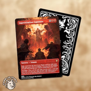 Puede incluir: Una carta de Magic: The Gathering con el título "Improvisation Capstone" con una escena de arte de fantasía en tonos rojos y naranjas. La carta es de tipo "Sorcery - Lesson". Se ve un dorso de carta negro con diseños blancos ornamentados.