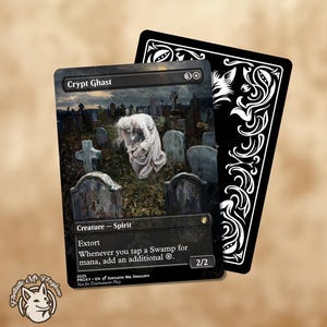 Könnte beinhalten: Eine Crypt Ghast-Karte mit einer Friedhofsszene und einer geisterhaften Figur. Die Karte zeigt "Crypt Ghast", "Kreatur - Geist" und "Extort". Eine schwarze Karte mit weißen Zierdesigns befindet sich dahinter. Ein Fuchlogo befindet sich in der Ecke.