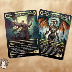 Op de afbeelding: Twee Magic: The Gathering ruilkaarten met Atraxa. De eerste kaart, "Atraxa, Praetors' Voice", toont een engelachtige figuur met uitgestrekte armen. De tweede kaart, "Atraxa, Grand Unifier", toont een gevleugeld wezen. Beide kaarten hebben tekst en staan tegen een donkere achtergrond.