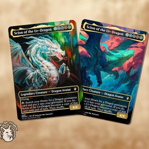 Puede incluir: Dos cartas coleccionables con ilustraciones de dragones. Las cartas están etiquetadas como "Scion of the Ur-Dragon" e incluyen el texto "Legendary Creature - Dragon Avatar". La obra de arte representa dragones en tonos azules, verdes y blancos sobre un fondo colorido. Las cartas tienen una fuerza y resistencia de 4/4.