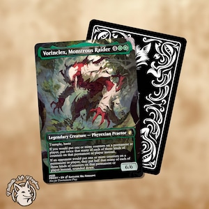 Puede incluir: Una carta de Magic: The Gathering con Vorinclex, Monstrous Raider, un Phyrexian Praetor. La carta tiene un borde verde con una ilustración detallada de una criatura con acentos rojos y blancos. Una carta negra con un diseño decorativo blanco detrás.