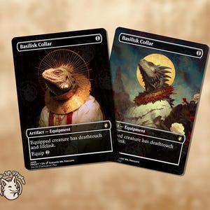 Puede incluir: Dos cartas coleccionables "Basilisk Collar". Las cartas presentan una criatura parecida a un lagarto con un collar dorado y un halo. El texto de las cartas dice "Artifact - Equipment" y "Equipped creature has deathtouch and lifelink."